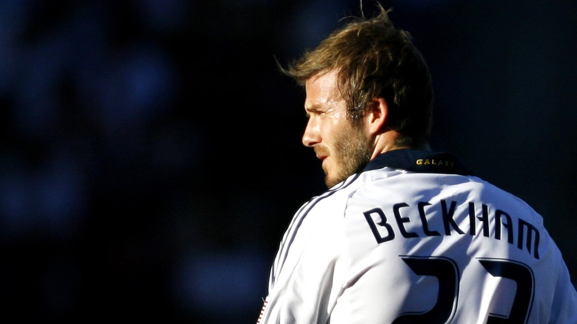 米兰体育官网入口-C罗与队友亲密互动，更衣室氛围融洽，c罗与球迷合影